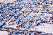 Raiffeisenstraße im Winter bei Schnee in Rheinzabern im Bundesland Rheinland-Pfalz, Deutschland