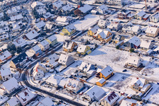 Luftbild von Raiffeisenstraße im Winter bei Schnee in Rheinzabern im Bundesland Rheinland-Pfalz, Deutschland