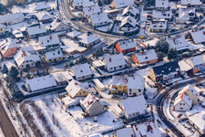 An  Tongruben im Winter bei Schnee in Rheinzabern im Bundesland Rheinland-Pfalz, Deutschland