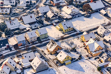Schrägluftbild von Raiffeisenstraße im Winter bei Schnee in Rheinzabern im Bundesland Rheinland-Pfalz, Deutschland