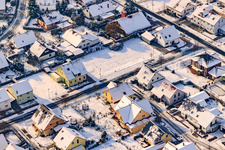 Raiffeisenstraße im Winter bei Schnee in Rheinzabern im Bundesland Rheinland-Pfalz, Deutschland von oben