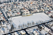 Winterlich schneebedeckte Sportplatz- Fussballplatz des Sportverein Olympia in Rheinzabern im Bundesland Rheinland-Pfalz, Deutschland