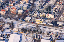 Luftbild von Bahnhof im Winter bei Schnee in Kandel im Bundesland Rheinland-Pfalz, Deutschland