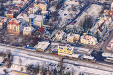 Luftaufnahme von Bahnhof im Winter bei Schnee in Kandel im Bundesland Rheinland-Pfalz, Deutschland