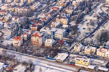 Schrägluftbild von Bahnhof im Winter bei Schnee in Kandel im Bundesland Rheinland-Pfalz, Deutschland