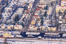 Parkplatz am Bahnhof im Winter bei Schnee in Kandel im Bundesland Rheinland-Pfalz, Deutschland