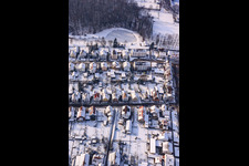 Waldstraße in der Siedlung Gartenstadt im Winter bei Schnee in Kandel im Bundesland Rheinland-Pfalz, Deutschland