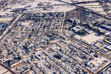 Humboldt Gymnasium und Wohnblöcke an der Dürheimer Straße im Winter bei Schnee im Ortsteil Nordweststadt in Karlsruhe im Bundesland Baden-Württemberg, Deutschland