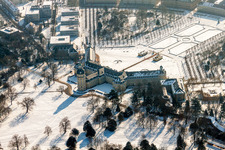 Winterlich schneebedeckte Gebäudekomplex im Schloßpark von Schloss Karlsruhe in Karlsruhe im Ortsteil Innenstadt-West im Bundesland Baden-Württemberg, Deutschland
