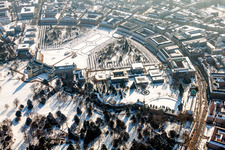 Luftbild von Winterlich schneebedeckte Gebäudekomplex im Schloßpark von Schloss Karlsruhe in Karlsruhe im Ortsteil Innenstadt-West im Bundesland Baden-Württemberg, Deutschland
