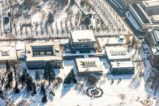 Winterlich schneebedeckte Gerichts- Gebäudekomplex des Bundesverfassungsgericht im Schlosspark von Karlsruhe im Ortsteil Innenstadt-West im Bundesland Baden-Württemberg, Deutschland