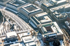 Winterluftbild Gerichts- Gebäudekomplex des Bundesverfassungsgericht im Schlosspark und des Amtsgerichts am Zirkel von Karlsruhe im Ortsteil Innenstadt-West im Bundesland Baden-Württemberg, Deutschland