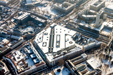 Winterlich schneebedeckte Gebäude des Einkaufszentrum Ettlinger Tor Zentrum an Kriegs- und Karl-Friedrichstraße in Karlsruhe im Ortsteil Innenstadt-West im Bundesland Baden-Württemberg, Deutschland