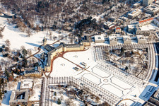 Schrägluftbild von Winterlich schneebedeckte Gebäudekomplex im Schloßpark von Schloss Karlsruhe in Karlsruhe im Ortsteil Innenstadt-West im Bundesland Baden-Württemberg, Deutschland