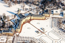 Winterlich schneebedeckte Gebäudekomplex im Schloßpark von Schloss Karlsruhe in Karlsruhe im Ortsteil Innenstadt-West im Bundesland Baden-Württemberg, Deutschland von oben