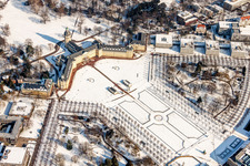 Winterlich schneebedeckte Gebäudekomplex im Schloßpark von Schloss Karlsruhe in Karlsruhe im Ortsteil Innenstadt-West im Bundesland Baden-Württemberg, Deutschland aus der Luft
