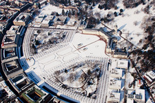 Winterlicher Schnee im Schloßpark des Karlsruher Schloss am Zirkel in Karlsruhe im Ortsteil Innenstadt-West im Bundesland Baden-Württemberg, Deutschland