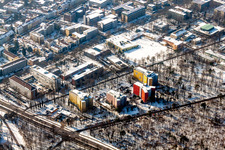 Winterlich schneebedeckte Campus- Gebäude der Fachhochschule Hochschule Karlsruhe – Technik und Wirtschaft und Studentenwohnheime in Karlsruhe im Ortsteil Innenstadt-West im Bundesland Baden-Württemberg, Deutschland