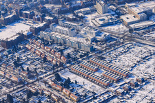 Knielinger Allee und Franzosenwiese im Winter bei Schnee im Ortsteil Nordstadt in Karlsruhe im Bundesland Baden-Württemberg, Deutschland