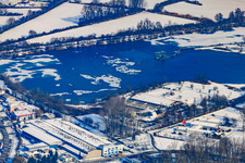 Baggersee im Winter bei Schnee im Ortsteil Neureut in Karlsruhe im Bundesland Baden-Württemberg, Deutschland