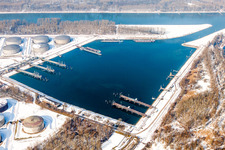 Winterlich schneebedeckte Kaianlagen und Schiffs- Anlegestellen der Binnenschiffahrt mit Verlade- Terminals am Binnenhafen Ölhafen Karlsruhe im Ortsteil Knielingen in Karlsruhe im Bundesland Baden-Württemberg, Deutschland