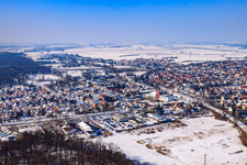 Stadtansicht mit Bahnlinie von Südosten im Winter bei Schnee in Kandel im Bundesland Rheinland-Pfalz, Deutschland
