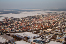 Stadtansicht mit Bahnlinie von Südwesten im Winter bei Schnee in Kandel im Bundesland Rheinland-Pfalz, Deutschland