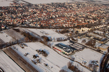 Luftbild von Stadtansicht mit Bahnlinie von Südwesten im Winter bei Schnee in Kandel im Bundesland Rheinland-Pfalz, Deutschland
