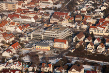 VG-Verwaltung, Sparkasse im Winter bei Schnee in Kandel im Bundesland Rheinland-Pfalz, Deutschland