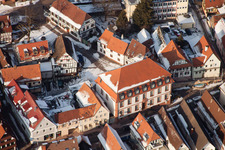 Rathaus, Hauptstraße im Winter bei Schnee in Kandel im Bundesland Rheinland-Pfalz, Deutschland