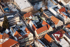 Luftbild von Schulgasse x Hauptstraße im Winter bei Schnee in Kandel im Bundesland Rheinland-Pfalz, Deutschland