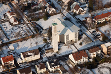 Luftbild von St. Pius-Kirche im Winter bei Schnee in Kandel im Bundesland Rheinland-Pfalz, Deutschland