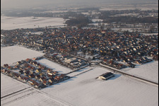 Brotäckerstraße im Winter bei Schnee in Steinweiler im Bundesland Rheinland-Pfalz, Deutschland