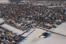 Luftbild von Brotäckerstraße im Winter bei Schnee in Steinweiler im Bundesland Rheinland-Pfalz, Deutschland