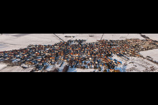 Panorama der Winterlich schneebedeckte Dorf - Ansicht am Rande von landwirtschaftlichen Feldern und Nutzflächen in Rohrbach im Bundesland Rheinland-Pfalz, Deutschland