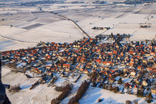 Luftbild von Ortsansicht von Süden im Winter bei Schnee in Rohrbach im Bundesland Rheinland-Pfalz, Deutschland