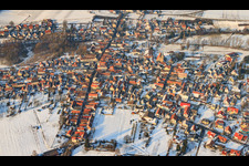 Ortsübersicht im Winter bei Schnee im Ortsteil Ingenheim in Billigheim-Ingenheim im Bundesland Rheinland-Pfalz, Deutschland