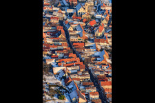 Luftbild von Hauptstraße im Winter bei Schnee in Göcklingen im Bundesland Rheinland-Pfalz, Deutschland