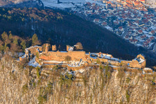 Burgruine Madenburg im Winter bei Schnee in Eschbach im Bundesland Rheinland-Pfalz, Deutschland aus der Luft