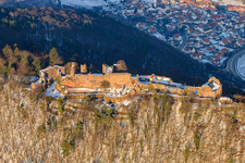 Burgruine Madenburg im Winter bei Schnee in Eschbach im Bundesland Rheinland-Pfalz, Deutschland von oben gesehen