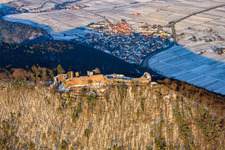 Burgruine Madenburg im Winter bei Schnee in Eschbach im Bundesland Rheinland-Pfalz, Deutschland vom Flugzeug aus