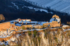 Burgruine Madenburg im Winter bei Schnee in Eschbach im Bundesland Rheinland-Pfalz, Deutschland aus der Vogelperspektive