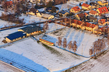 Schrägluftbild von Dierbachhalle und Sportplätze im Winter bei Schnee im Bundesland Rheinland-Pfalz, Deutschland