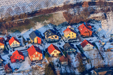 Luftbild von Kirchgasse im Winter bei Schnee in Dierbach im Bundesland Rheinland-Pfalz, Deutschland