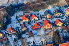 Luftaufnahme von Kirchgasse im Winter bei Schnee in Dierbach im Bundesland Rheinland-Pfalz, Deutschland