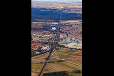 Luftbild von Die Bahnlinie trennt Ortsteil Graben von Neudorf in Graben-Neudorf im Bundesland Baden-Württemberg, Deutschland