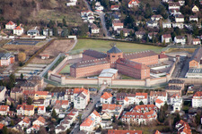 Gefängnis- Gelände und Sicherheitsumzäunung der Justizvollzugsanstalt Justizvollzugsanstalt Schönbornstraße im Ortsteil Untergrombach in Bruchsal im Bundesland Baden-Württemberg, Deutschland