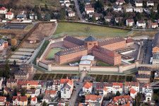 Luftbild von Gefängnis- Gelände und Sicherheitsumzäunung der Justizvollzugsanstalt Justizvollzugsanstalt Schönbornstraße im Ortsteil Untergrombach in Bruchsal im Bundesland Baden-Württemberg, Deutschland