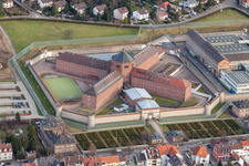 Gefängnis- Gelände und Sicherheitsumzäunung der Justizvollzugsanstalt Justizvollzugsanstalt an der Schönbornstraße in Bruchsal im Bundesland Baden-Württemberg, Deutschland
