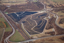 Gelände der aufgeschütteten Mülldeponie BRLK Gesellschaft für Biomüll und Recycling im Ortsteil Untergrombach in Bruchsal im Bundesland Baden-Württemberg, Deutschland